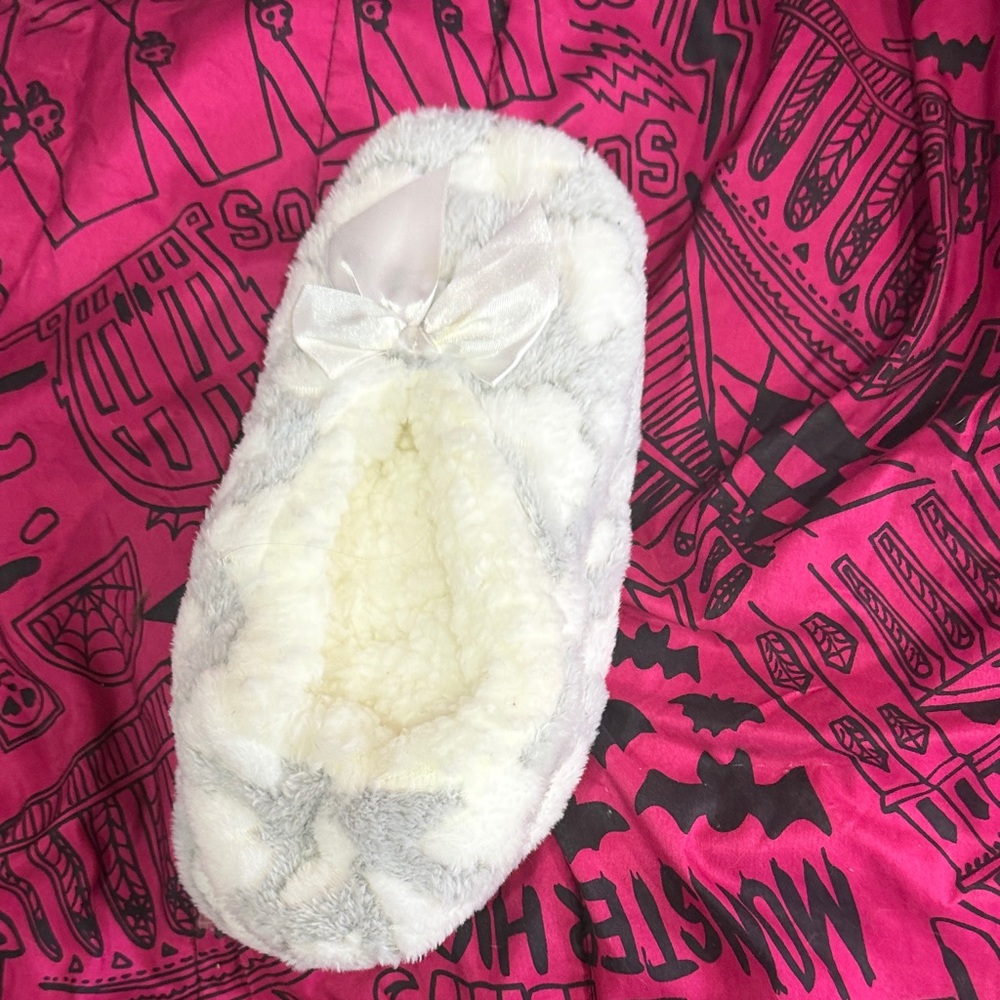 👛 Cozy White and Gray Slippers